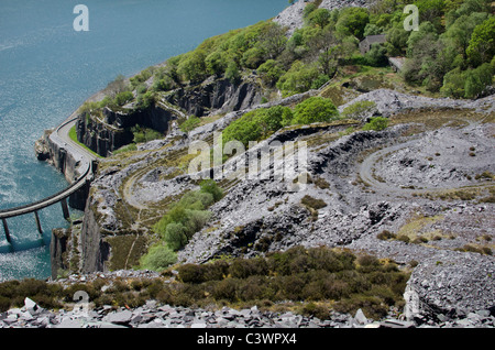 Pont vers l'Dinorwig hydro-électrique à Llanberis, Snowdonia, le Nord du Pays de Galles, Royaume-Uni Banque D'Images