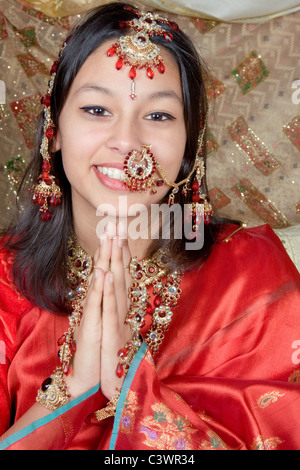 Jeune Indien beauté donnant à la salutation de l'Inde Namaste Banque D'Images