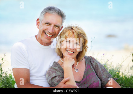 Close-up portrait of a young couple smiling et embrassant. Banque D'Images