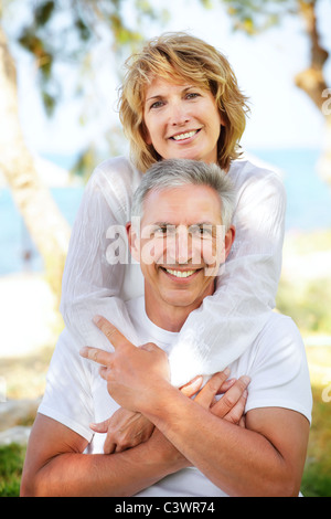 Close-up portrait of a young couple smiling et embrassant. Banque D'Images