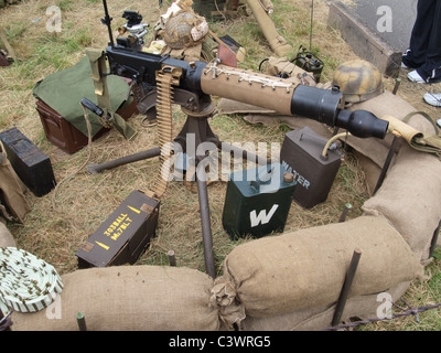 Mitrailleuse Vickers refroidi à eau sur un trépied. Banque D'Images