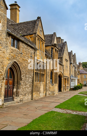 Cottages en pierre de Cotswold sur la rue principale à Chipping Campden, Gloucestershire, England, UK Banque D'Images