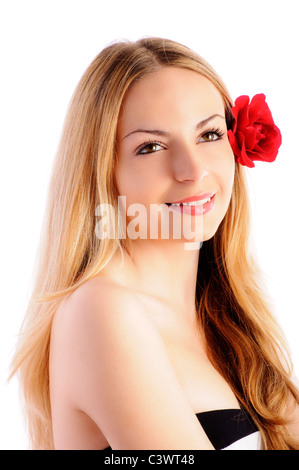 Belle jeune fille avec de longs cheveux blonds, souriant avec rose rouge dans ses cheveux, isolated on white Banque D'Images