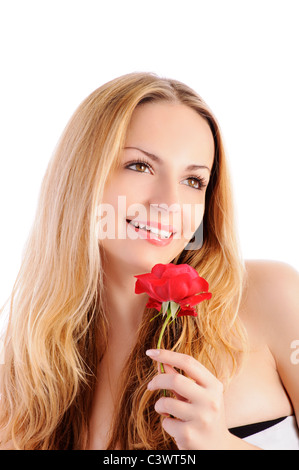 Très belle jeune femme blonde tenant une rose rouge dans sa main et souriant, isolated on white Banque D'Images