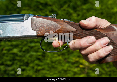 Mans hand holding double barillet fusil avec le doigt sur la détente.format paysage.copier l'espace. Banque D'Images