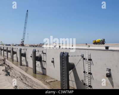 Nouveau quai du port en eau profonde de l'expansion à Maasvlakte 2 de Rotterdam aux Pays-Bas. Banque D'Images