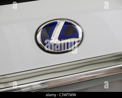 Gros plan sur le logo Lexus automobile de luxe blanc Banque D'Images