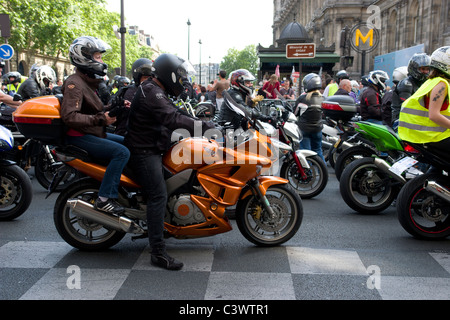 L'OCPED (Fédération Française des motards en colère) promenade dans Paris pour protester contre les propositions du gouvernement pour la sécurité routière. Banque D'Images