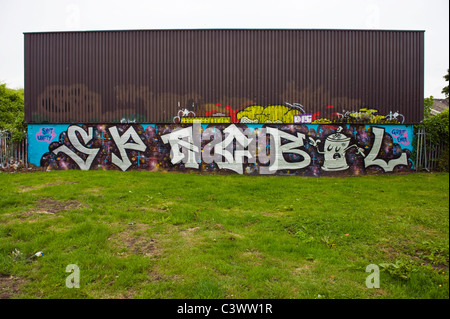 SPAGBOL art graffiti urbain sur le mur de l'usine de l'unité Sud du Pays de Galles à Cardiff, Royaume-Uni Banque D'Images