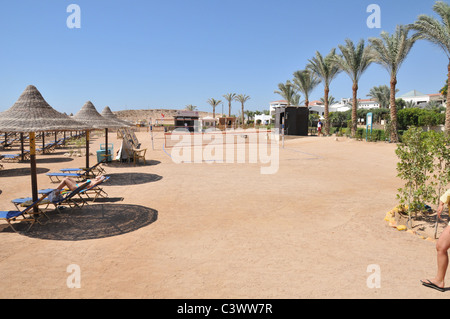 La piscine de la mer et de la plage de l'hôtel jaz belvedere en Egypte Banque D'Images