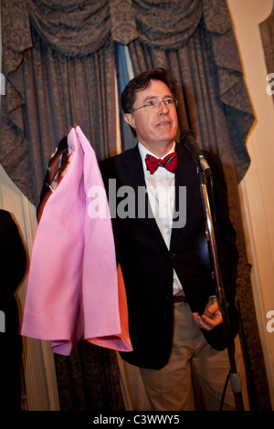 L'humoriste Stephen Colbert est présentée une paire de Bermuda rose par le Gouvernement des Bermudes le à Charleston, SC. Banque D'Images