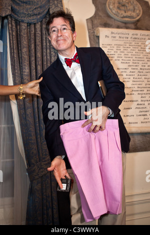 L'humoriste Stephen Colbert est présentée une paire de Bermuda rose par le Gouvernement des Bermudes le à Charleston, SC. Banque D'Images