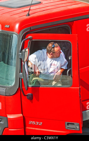 Conducteur de camion dans la cabine du VHG dans traffic jam - France. Banque D'Images