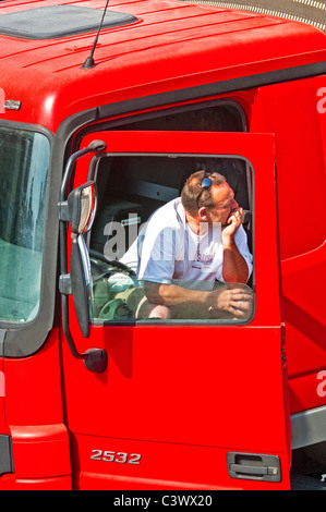 Conducteur de camion dans la cabine du VHG dans traffic jam - France. Banque D'Images