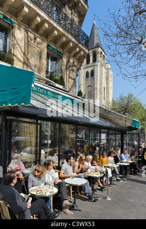 Les Deux Magots café sur la Place St Germain des Prés avec l'église de Saint Germain derrière, Paris, France Banque D'Images