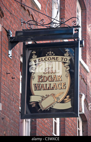 British pub signe pour l'Edgar Wallace, nommé d'après l'écrivain, dans l'essex Street, Londres, Angleterre Banque D'Images