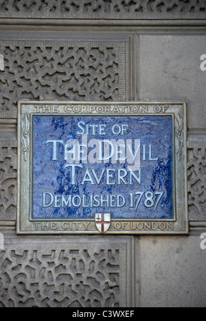 Blue plaque marquant l'emplacement de la taverne du diable, Fleet Street, Londres, Angleterre, utilisée par pepys et johnson au 17ème siècle Banque D'Images