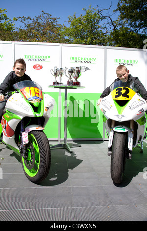 Deux jeunes amateurs de motos de course de vélos England UK Banque D'Images