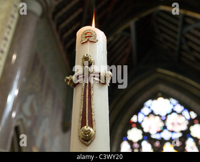 Bougie en cire d'allumé de masse à un service de la sainte communion Banque D'Images