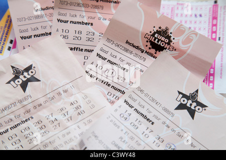 Un gros plan du Royaume-Uni des billets de loterie pour le Lotto et tirages Euromillions England UK Banque D'Images