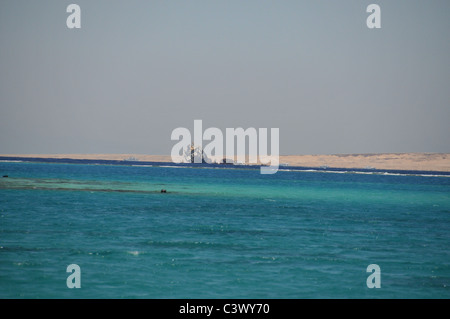 La piscine de la mer et de la plage de l'hôtel jaz belvedere en Egypte Banque D'Images