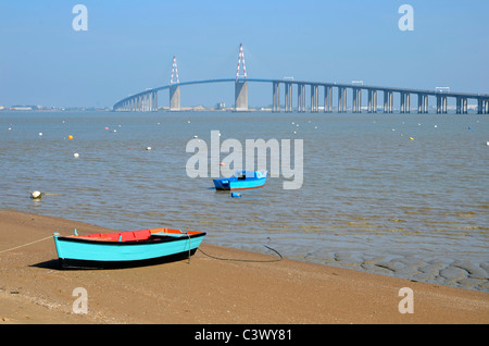 Deux petits bateaux et le grand pont de Saint Nazaire à Saint Brevin les Pins dans les pays de la Loire dans l'ouest de la France Banque D'Images