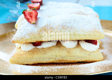 Dessert gâteau de pâte feuilletée, de la crème fouettée et les fraises Banque D'Images