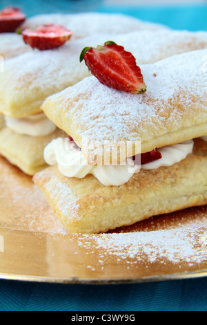 Dessert gâteau de pâte feuilletée, de la crème fouettée et les fraises Banque D'Images