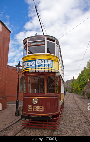 Vieux tram no. 399, utilisé dans Leeds datant de 1926 à Crich Tramway Museum Banque D'Images