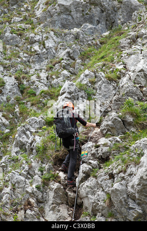 Un grimpeur sur la montagne Drachenwand Banque D'Images