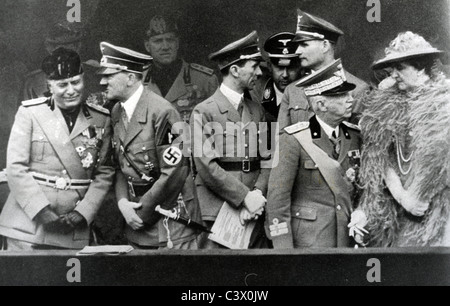 DIRIGEANTS de la FACIST à Rome juin 1940 de gauche à droite: Benito Mussolini, Adolf Hitler, Joseph Goebbels, Heinrich Himmler, Rudolf Hess, Le maréchal Pietro Badoglio et la reine Elena d'Italie Banque D'Images