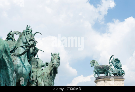 Statues de la Place des Héros à Budapest, Hongrie Banque D'Images