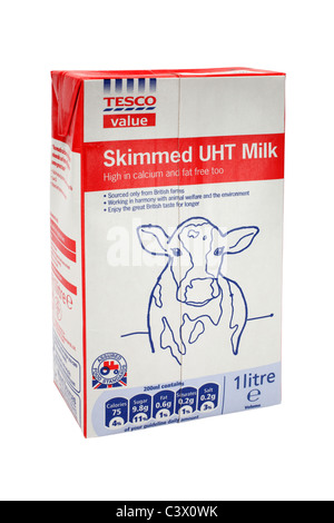 Carton de lait UHT écrémé tesco pack boissons petit-déjeuner cap calcium récipient froid crémeux vache laitière découpe alimentation boisson nourriture grasse fou Banque D'Images
