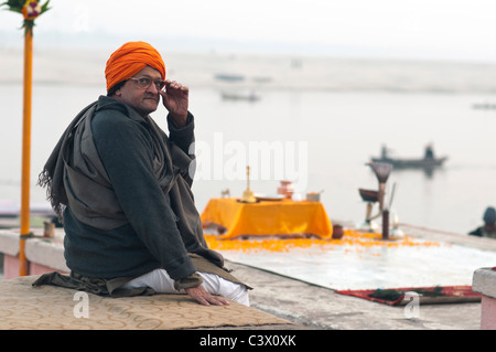 Homme qui prie à Varanasi, sur les rives du fleuve Gange Banque D'Images