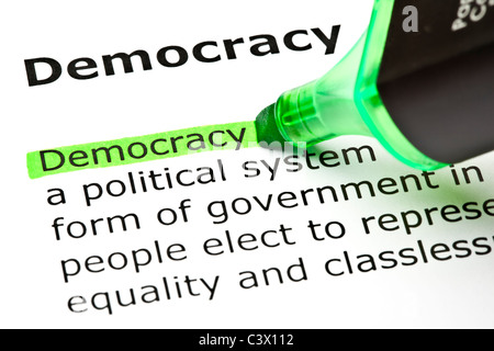 Le mot "démocratie" en surbrillance verte avec feutre Banque D'Images