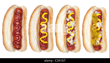 Une collection de hot-dogs à la moutarde, ketchup, relish et oignons. Banque D'Images