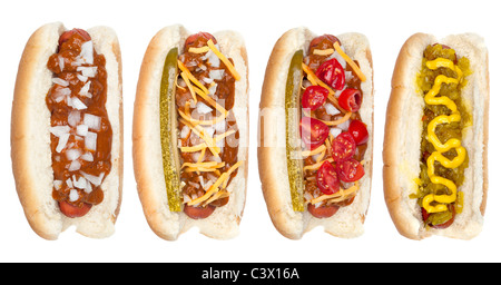 Une collection de hot-dogs à la moutarde, relish, ketchup, relish, le piment et les oignons. Banque D'Images