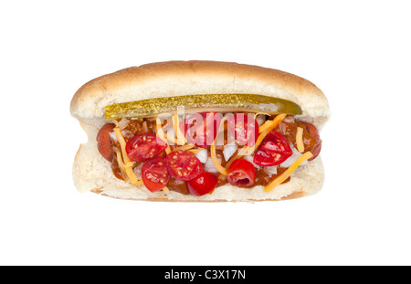 Un nouveau style de votre hotdog avec cornichons, oignons, fromage, piment et tomate isolated on white Banque D'Images