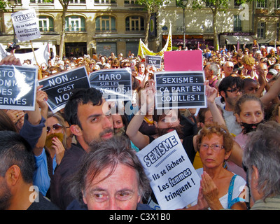 Paris, France, Grand angle, scène de foule à la manifestation féministe, contre le sexisme dans l'affaire Dominique Strauss Kahn, tenant des panneaux de protestation dans la rue, égalité des FEMMES DANS LA FOULE, panneaux d'autonomisation DES FEMMES Banque D'Images