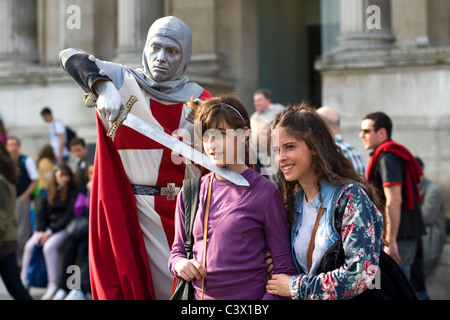 Les touristes reçoivent un traitement brutal. St.George's Day,Trafalgar Square, Londres, Angleterre, Royaume-Uni, Europe Banque D'Images