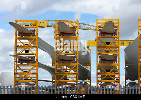 Lames pour la construction des éoliennes au chantier naval Harland and Wolff à Belfast en Irlande du Nord Banque D'Images