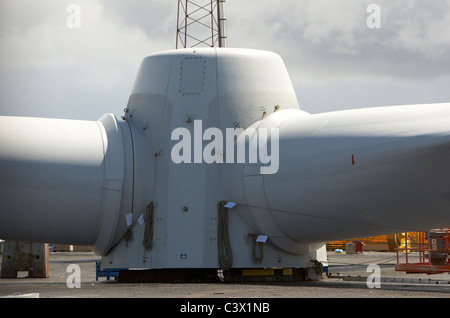 Moyeu terminé et la lame pour la construction des éoliennes au chantier naval Harland and Wolff à Belfast en Irlande du Nord Banque D'Images