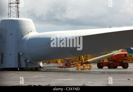 Moyeu terminé et la lame pour la construction des éoliennes au chantier naval Harland and Wolff à Belfast en Irlande du Nord Banque D'Images