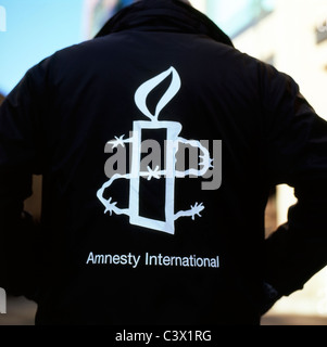 Logo d'Amnesty International sur le dos d'une veste du travailleur charité London England UK KATHY DEWITT Banque D'Images