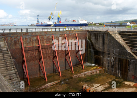 Dry Dock gates de thompsons graving dock où le Titanic a été construit le Titanic Quarter queens island belfast irlande du nord uk Banque D'Images
