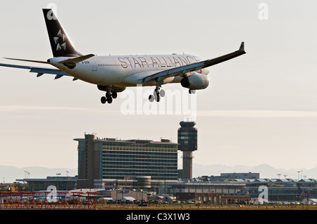 Un Air China Airbus A330 avion de ligne dans les terres de couleurs de Star Alliance à l'Aéroport International de Vancouver. Banque D'Images