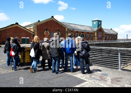 Visite guidée groupe de touristes à thompsons station de pompage de la cale sèche et trimestre titanic belfast irlande du nord de l'île de queens uk Banque D'Images