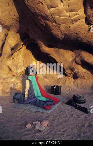L'Algérie, Djanet. Le Parc National du Tassili n'Ajjer. Photographe, emballage en matin après avoir passer la nuit sous les étoiles Banque D'Images