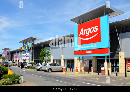 Parc commercial Lakeside Argos et Toys sont nous des commerces de détail et des signes et des entrées jour bleu ciel ensoleillé dans West Thurrock Essex Angleterre Royaume-Uni Banque D'Images