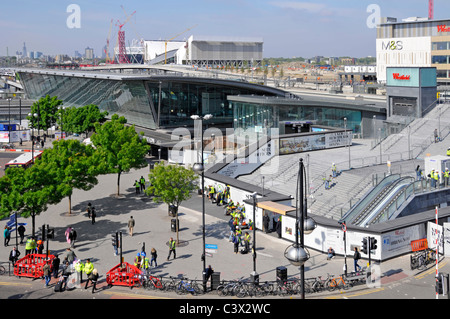 Aeial Westfield Shopping Complex et 2012 stades olympiques avec Orbit Tower entourant la gare de Stratford est de Londres Angleterre Royaume-Uni Banque D'Images